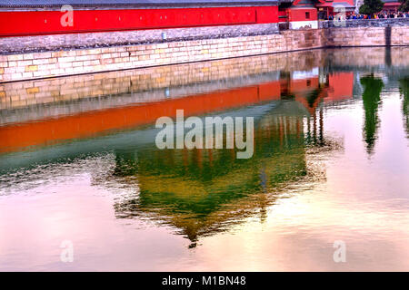 Cancello posteriore riflessione purezza celeste Gugong Città Proibita Moat Canal parete Plaace Beijing in Cina. Il Palazzo Imperiale, costruito nel Seicento in Ming Dyna Foto Stock