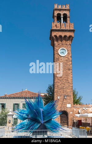 MURANO, Italia - 19 agosto 2012: installazione moderno in vetro di Murano nella parte anteriore della vecchia torre campanaria. Venezia. Italia Foto Stock