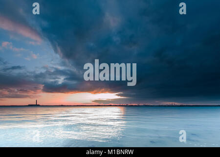 Raffineria di Fawley al tramonto con il cielo drammatico e lenta velocità otturatore Foto Stock