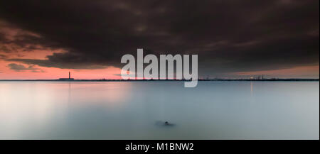 Raffineria di Fawley al tramonto con il cielo drammatico e lenta velocità otturatore Foto Stock