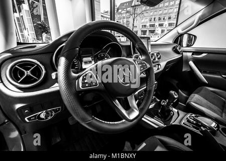 Berlino - Dicembre 21, 2017: Showroom. Interno del mid-size luxury pickup truck Mercedes-Benz X-classe X220d 4Matic. In bianco e nero. Dal 2017. Foto Stock