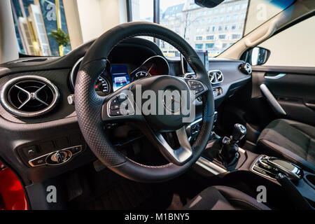 Berlino - Dicembre 21, 2017: Showroom. Interno del mid-size luxury pickup truck Mercedes-Benz X-classe X220d 4Matic. Dal 2017. Foto Stock