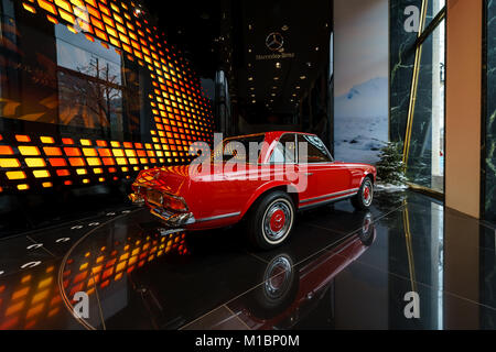 Berlino - Dicembre 21, 2017: Showroom. Auto sportiva Mercedes-Benz 280SL Concours Edition (W113), 1968. Foto Stock