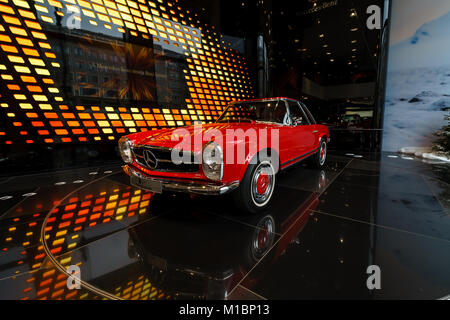 Berlino - Dicembre 21, 2017: Showroom. Auto sportiva Mercedes-Benz 280SL Concours Edition (W113), 1968. Foto Stock