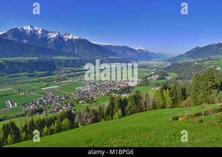 Valle Inn visto da Kolsassberg, sullo sfondo delle montagne Karwendel, Kolsass e Weer, valle Inn, Tirolo, Austria Foto Stock