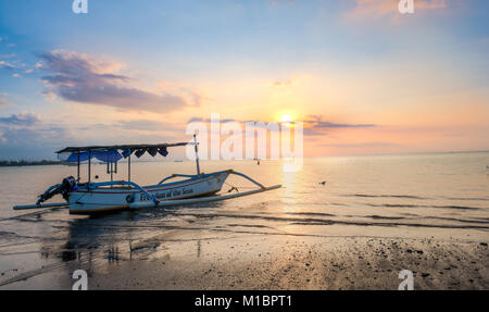 Tramonto sulla spiaggia, canoa outrigger presso il mare, Lovina Beach, Bali, Indonesia Foto Stock