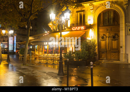 Café nel quartiere di Saint-Germain di notte, Parigi, Francia Foto Stock