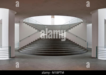 La scala nel museo d'arte di Bonn, architetto Axel Schultes, Museo striscia, Bonn, Renania settentrionale-Vestfalia, Germania Foto Stock