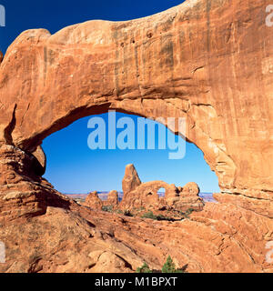 La torretta arch visto attraverso la finestra del nord nel Parco Nazionale di Arches nei pressi di Moab, Utah Foto Stock