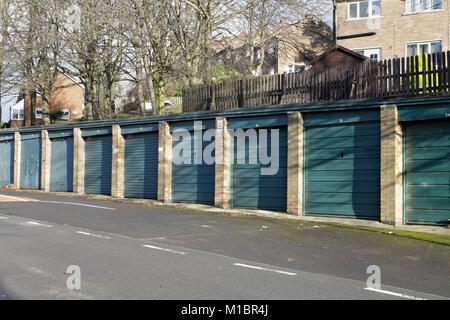 Lock up garage sulla scatola station wagon, England Regno Unito Foto Stock