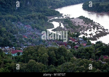 Viwe dalla cima di una collina al Muang Ngoi Khao Village, Nord del Laos, sud-est asiatico Foto Stock