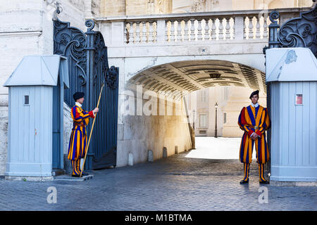 Città del Vaticano - Vaticano - 25 Maggio 2016: la Guardia Svizzera Pontificia in uniforme. Attualmente, il nome della Guardia Svizzera si riferisce generalmente alla Guardia Svizzera Pontificia di Foto Stock