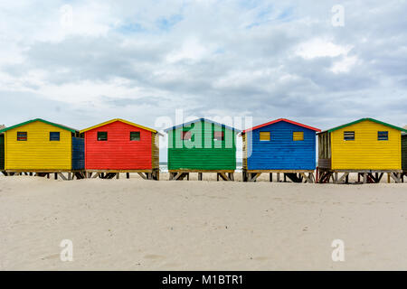 La pittoresca spiaggia di capanne sulla spiaggia di Muizenberg - una popolare attrazione turistica vicino a Città del Capo, Sud Africa Foto Stock