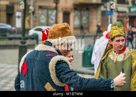 Lviv, Ucraina - 07 Gennaio 2018: eventi di Natale nel centro della citta'. Ragazzi sconosciuti, in costumi teatrali, vengono fotografati prima s Foto Stock