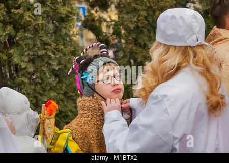 Lviv, Ucraina - 07 Gennaio 2018: eventi di Natale nel centro della citta'. Sconosciuto i giovani si preparano per street performance Lviv, Ucraina. Foto Stock