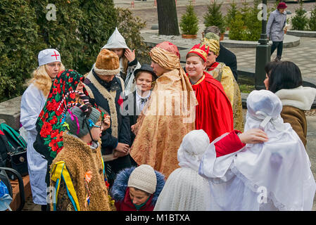 Lviv, Ucraina - 07 Gennaio 2018: eventi di Natale nel centro della citta'. Ragazzi sconosciuti, in costumi teatrali, vengono fotografati prima s Foto Stock