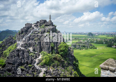 Top pagoda di appendere il Mua tempio, campi di riso, Ninh Binh, Vietnam Foto Stock