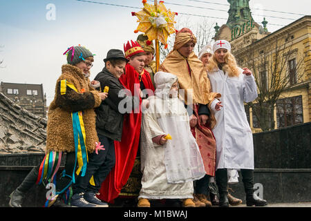 Lviv, Ucraina - 07 Gennaio 2018: eventi di Natale nel centro della citta'. Sconosciuto i giovani si preparano per street performance Lviv, Ucraina. Foto Stock