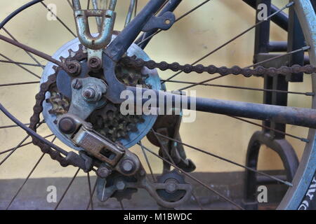 Un vecchio arrugginito bici abbandonate. Foto Stock