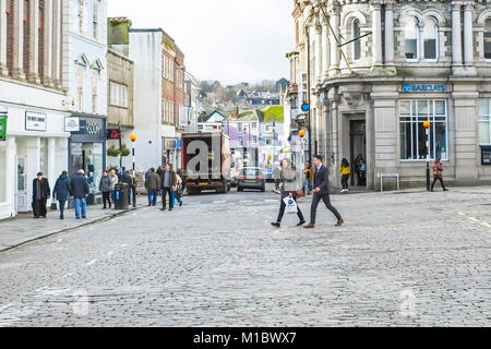 Una strada acciottolata Truro City Centre in Cornovaglia. Foto Stock