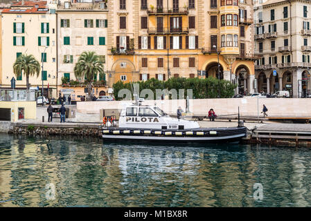 Savona, Italia - 2 Dicembre 2016: vista del pilota italiano barca ormeggiata nel porto di Savona Liguria, Italia. L'architettura della città in backgroun Foto Stock