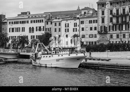 Savona, Italia - 2 Dicembre 2016: La nave da pesca Padre Pio I nel porto di mare ligure porto di Savona, Italia. La fotografia in bianco e nero. Foto Stock