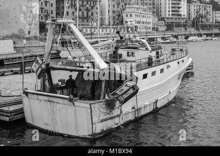 Savona, Italia - 2 Dicembre 2016: La nave da pesca Padre Pio I nel porto di mare ligure porto di Savona, Italia. La fotografia in bianco e nero. Foto Stock