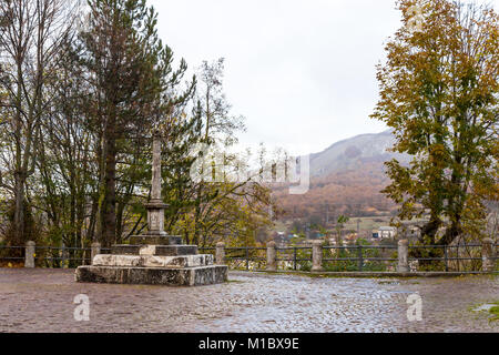 Roccaraso, Abruzzo, Italia. Ottobre 13, 2017. Piccola fontana di fronte alla chiesa di Santa Maria Assunta Foto Stock