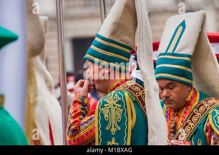 Lviv, Ucraina - 07 Gennaio 2018: eventi di Natale nel centro della citta'. Artisti sconosciuti in costumi folcloristici a prepararsi per le prestazioni in hea Foto Stock