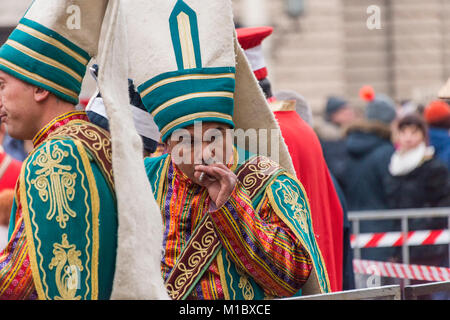 Lviv, Ucraina - 07 Gennaio 2018: eventi di Natale nel centro della citta'. Artisti sconosciuti in costumi folcloristici a prepararsi per le prestazioni in hea Foto Stock