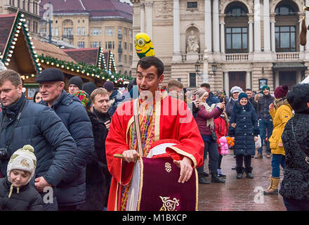 Lviv, Ucraina - 07 Gennaio 2018: eventi di Natale nel centro della citta'. Artista sconosciuto in costumi folcloristici a prepararsi per le prestazioni nel sentire Foto Stock