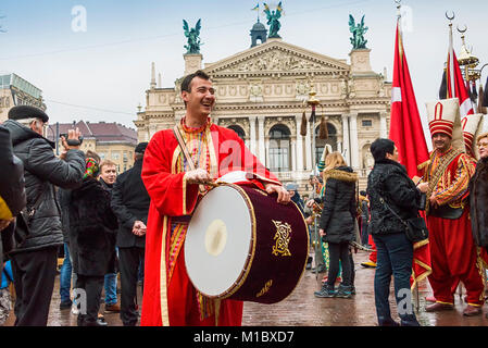 Lviv, Ucraina - 07 Gennaio 2018: eventi di Natale nel centro della citta'. Artista sconosciuto in costumi folcloristici a prepararsi per le prestazioni nel sentire Foto Stock