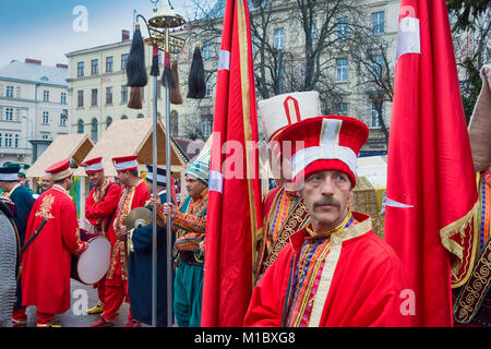 Lviv, Ucraina - 07 Gennaio 2018: eventi di Natale nel centro della citta'. Artisti sconosciuti in costumi folcloristici a prepararsi per le prestazioni in hea Foto Stock