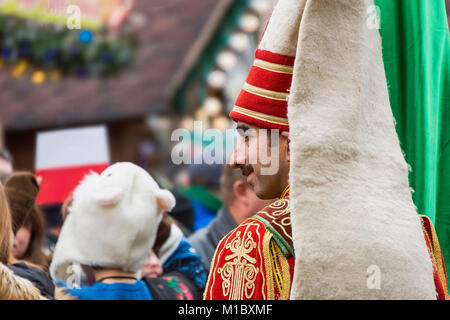 Lviv, Ucraina - 07 Gennaio 2018: eventi di Natale nel centro della citta'. Artista sconosciuto in costumi folcloristici a prepararsi per le prestazioni nel sentire Foto Stock