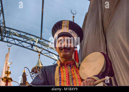 Lviv, Ucraina - 07 Gennaio 2018: eventi di Natale nel centro della citta'. Artista sconosciuto in costumi folcloristici a prepararsi per le prestazioni nel sentire Foto Stock