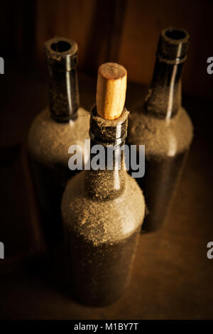 Still-life con tre vecchie bottiglie di vino Foto Stock