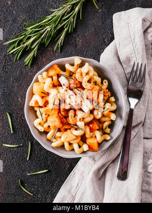 Fusilli con zucca, rosmarino e brie Foto Stock