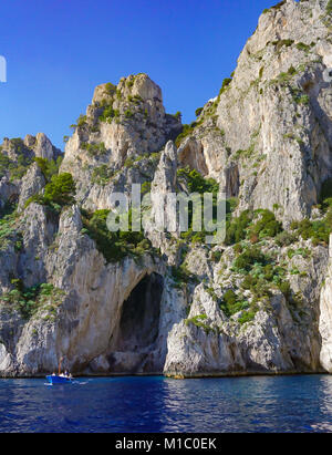 La Grotta Bianca dell'isola di Capri, Italia. Rocce costiere dell'isola di Capri sul Mar Tirreno. Foto Stock