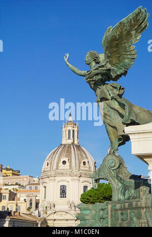 Angelo statua all Altare della Patria (Monumento Nazionale a Vittorio Emanuele II) al Santissimo Nome di Maria al Foro Traiano chiesa in Roma Italia Foto Stock