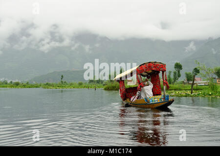 I residenti locali sul viaggio bello decorate 'Shikara', una piccola imbarcazione per il trasporto in la Dal lago di Srinagar Foto Stock