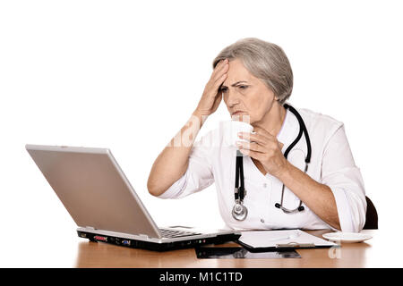 Medico donna seduta con il computer portatile Foto Stock