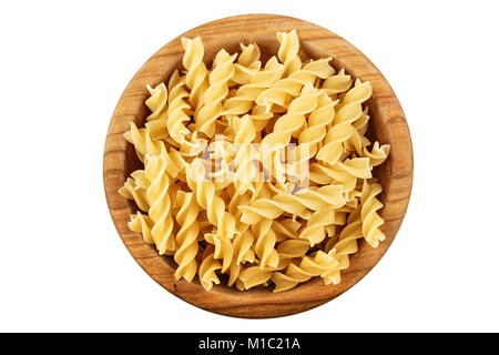 La pasta grezza in una piastra isolata su uno sfondo bianco Foto Stock