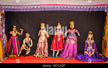 Fantoccio di Rajasthani bambole a Nahargarh Fort Jaipur. Spettacolo di marionette in Rajasthan è una popolare attrazione turistica. Foto Stock