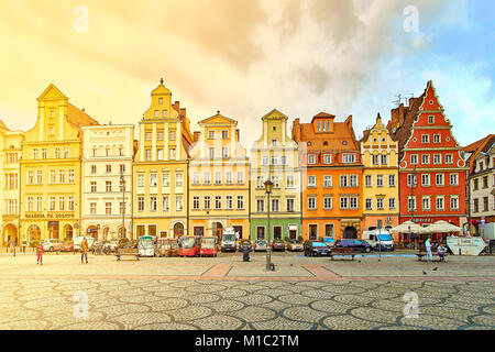 Fantastica vista delle antiche case in una giornata di sole. Immagine splendida e pittoresca scena. Località famosa Piazza del Mercato di Wroclaw in Polonia, in Europa. H Foto Stock