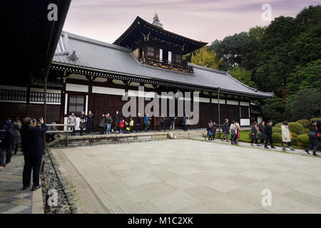 Kaizando hall di Tofukuji tempio buddista con un secco geometrico di ghiaia bianca giardino Zen con quadrato a scacchi design. Tofuku-ji, Higashiyama-ku, Kyot Foto Stock