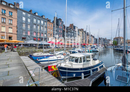 Il vecchio porto di Honfleur, Calvados, Normandia, Francia, Europa. Foto Stock