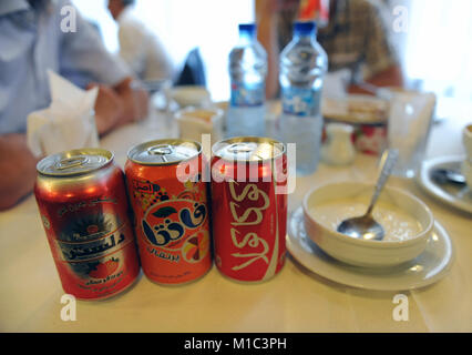 Iraniane di coca-cola, fanta e birra analcolica in hotel pranzo in Mashhad, Iran Foto Stock