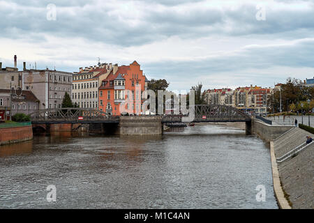 Vista dal ponte Tumski al ponte Mlynski (la maggior parte Mlynskiof ) con piccole imbarcazioni turistiche sul fiume Odra e un tram sul ponte. Wroclaw, Polonia Foto Stock