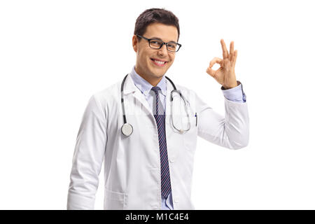 Medico rendendo un OK mano gesto isolato su sfondo bianco Foto Stock
