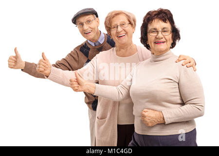 Seniors gioiosa rendendo pollice su gesti isolati su sfondo bianco Foto Stock